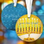 Hanukkah Peace Liebe Light Yellow Menorah Keepake Ornament<br><div class="desc">"Frieden, Liebe und Licht." Eine nah-up Digital-Foto-Illustration einer hellen, farbenfrohen, gelben und goldenen künstlerischen Menorah hilft Ihnen, den Urlaub von Hanukkah im Stil. Auf der Rückseite, Ihr personalisierter Name und Jahr und ein winziger blauer Star of David Muster überlagert einen strukturierten aquamarinen blauen Hintergrund. Genießen Sie die Wärme und Freude...</div>