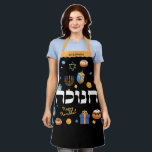 Hanukkah Personalisiert Hebrew Menorah Dreidel Schürze<br><div class="desc">Set ein Happy Hanukkah Ton mit dieser Personalisierten Bold & Bright Hanukkah Schürze. Sicher, jemand ein besonderes Lächeln zu machen. Es ist der perfekte Weg, um Freunden und Familie ein Happy Hanukkah zu wünschen. Whimsikale bunte Chanukah-Elemente - darunter Jelly Donuts, Dreidels, Wrapped Gifts, Gold Coins und Stars von David -...</div>