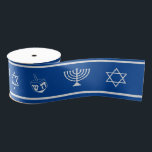 Hanukkah Ribbon | Menorah, Stern von David, Dreide Ripsband<br><div class="desc">Festiv blau und blasssilber Hanukka Band mit einem dreidel,  menorah,  und Stern von David in einem wiederholten Muster,  in blasssilber geklebt auf einem blauen Hintergrund. Dargestellt ist ein 3" grosgrain Band. Weitere Materialien und Breite verfügbar. Entworfen von WebzPickz.</div>