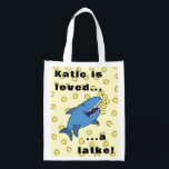 Hanukkah Shark Wiederverwendbare Lebensmitteltasch Wiederverwendbare Einkaufstasche<br><div class="desc">Hanukkah Latke Shark Wiederverwendbare Lebensmitteltasche Alle Designelemente können bearbeitet und/oder auf andere Zazzle Produkte übertragen werden. Text kann bearbeitet werden. Verwenden Sie Ihren bevorzugten Schriftart Stil, Farbe und Größe. Happy Chanukah! Stil: Wiederverwendbare Beutel Grün gehen und retten den Planeten mit unserer wiederverwendbaren Lebensmitteltasche! Diese Tasche ist aus einem leichten Polyestergewebe...</div>