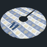 Hanukkah Silver Gold Menorah Optionale Monogramm Polyester Weihnachtsbaumdecke<br><div class="desc">Fügen Sie Ihr Monogramm Initial zu diesem lustigen silbernen und goldenen Menorah Muster Baumrock in blau-weiß Streifen für den Hanukkah Busch. Monogram ist leicht zu entfernen, wenn Sie den Baumrock ohne Personalisierung bevorzugen. Die mittelblauen und weißen Streifen sind ein traditionelles Farbthema für Hanukkah, in der Regel mit silbernen Akzenten. Die...</div>