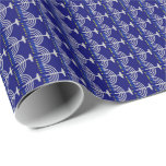 Hanukkah Silver Menorah auf Navy Blue Geschenkpapier<br><div class="desc">Papier mit silberner Menorah mit blauen Kerzen und gelben Kerzen Flammenmuster auf marineblau blauem Hintergrund. Personalisierbar. Ideal für den jüdischen Urlaub von Hanukkah (Chanukah).</div>