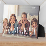 Hanukkah Simple Modern Chic Family Foto Fotoplatte<br><div class="desc">Design besteht aus einem einfachen Hintergrund mit eleganter Typografie. Fügen Sie Ihren Familiennamen,  Ihren Gruß,  Ihre Fotos und das Jahr hinzu</div>