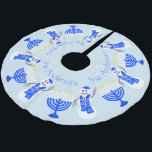 Hanukkah Snowman und Menorah Chrismukka Familie Polyester Weihnachtsbaumdecke<br><div class="desc">Dieser Hanukkah-Schneemannskirt ist perfekt für Familien geeignet und wirkt auch bei einer Chrismukka-Feier wunderbar. Verwenden Sie die Textvorlage, um die Andersons zu Ihrem Familiennamen, Sonderjahr, Hanukkah Segings zu ändern oder ganz zu entfernen, indem Sie, wenn Sie es vorziehen, löschen. Dieser niedliche Cartoon-Schneemann mit seinen braunen Ast-Armen und seinen stubby Karottennasen-Kreisen...</div>