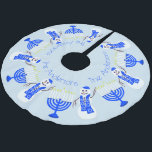 Hanukkah Snowman und Menorah Chrismukka Familie Polyester Weihnachtsbaumdecke<br><div class="desc">Dieser Hanukkah-Schneemannskirt ist perfekt für Familien geeignet und wirkt auch bei einer Chrismukka-Feier wunderbar. Verwenden Sie die Textvorlage, um die Andersons zu Ihrem Familiennamen, Sonderjahr, Hanukkah Segings zu ändern oder ganz zu entfernen, indem Sie, wenn Sie es vorziehen, löschen. Dieser niedliche Cartoon-Schneemann mit seinen braunen Ast-Armen und seinen stubby Karottennasen-Kreisen...</div>