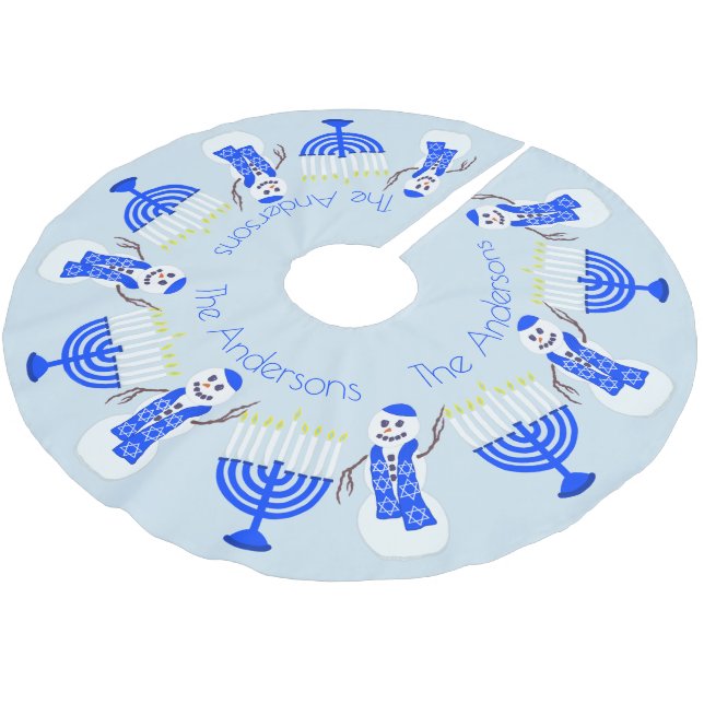 Hanukkah Snowman und Menorah Chrismukka Familie Polyester Weihnachtsbaumdecke (Schrägansicht)