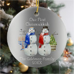 Hanukkah Snowman Weihnachten Unsere erste Chrismuk Keramik Ornament<br><div class="desc">Dieses Design kann in dem Bereich personalisiert werden, der durch das Ändern des Fotos und/oder Textes zur Verfügung gestellt wird. Sie können auch angepasst werden, indem Sie auf Vorlage personalisieren klicken und dann auf die Schaltfläche klicken, um weitere Optionen anzupassen, um die Hintergrundfarbe zu löschen oder zu ändern, Text hinzuzufügen,...</div>