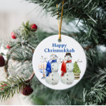 Hanukkah Snowman Weihnachts Chrismukka Keramik Ornament<br><div class="desc">Dieses Design entstand durch digitale Kunst, es kann in dem Bereich personalisiert sein, der durch das Ändern des Fotos oder das Hinzufügen eigener Wörter zur Verfügung gestellt oder angepasst wird. Kontaktieren Sie mich unter colorflowcreations@gmail.com , wenn Sie dieses Design für ein anderes Produkt haben möchten. Kaufen Sie meine originale abstrakte...</div>