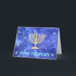 Hanukkah Snowstorm Menorah Feiertagskarte<br><div class="desc">Eine glühende goldene Hanukkah menorah und "Chag Chanukkah Sameach" (Happy Hanukkah) in leuchtend blau-weiß Text überlagert auf einem blau-weiß-Fraktal Bild erinnert an Schneeflocken in einem Sturm.</div>