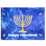 Hanukkah Snowstorm Menorah Fotoskulptur Magnet<br><div class="desc">Eine leuchtende goldene Hanukkah menorah und "Happy Hanukkah" in leuchtendem blau-weiß-Text überlagert auf einem blau-weiß-Fraktal Bild erinnert an Schneeflocken in einem Sturm. Chag Sameach!</div>