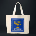 HANUKKAH Star David Menorah Personalisiert BUE Jumbo Stoffbeutel<br><div class="desc">Stilvolle Tasche mit goldfarbener Menorah und silberfarbenem Stern von David auf einem BLAU Hintergrund (blau, um die israelische Flagge zu entsprechen). Der Gruß HAPPY HANUKKAH ist individuell einstellbar, sodass Sie Ihren Namen hinzufügen oder den Gruß ändern können. Weitere passende Artikel sind in der HANUKKAH Kollektion von Berean Designs erhältlich, sodass...</div>
