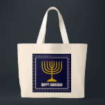 HANUKKAH Star David Menorah Personalisiert DARK BL Jumbo Stoffbeutel<br><div class="desc">Stilvolle Tasche mit goldfarbener Menorah und silberfarbenem Star of David auf einem DARK BLUE Hintergrund. Der Gruß HAPPY HANUKKAH ist individuell einstellbar, sodass Sie Ihren Namen hinzufügen oder den Gruß ändern können. Weitere passende Artikel sind in der HANUKKAH Kollektion von Berean Designs erhältlich, sodass Sie einige großartige Hanukkah Geschenkideen Sets...</div>