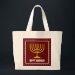 HANUKKAH Star David Menorah Personalisiert WINE RE Jumbo Stoffbeutel<br><div class="desc">Stilvolle Tasche mit goldfarbener Menorah und silberfarbener Star of David auf einem BURGUNDY WINE RED Hintergrund. Der Gruß HAPPY HANUKKAH ist individuell einstellbar, sodass Sie Ihren Namen hinzufügen oder den Gruß ändern können. Weitere passende Artikel sind in der HANUKKAH Kollektion von Berean Designs erhältlich, sodass Sie einige großartige Hanukkah Geschenkideen...</div>