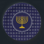 HANUKKAH Star von David Menorah Blue Silver Pappteller<br><div class="desc">Feiern Sie während der HANUKKAH-Saison mit dieser stilvollen blauen und silbergrauen Party-Platte Ihr Vertrauen laut und stolz. Das Design zeigt eine goldfarbene Menorah in der Mitte, Set gegen einen silbergrauen Stern von David mit Mitternachtsblau Hintergrund.Dieser Teller ist für jede jüdische Veranstaltung geeignet, ob geplant oder improvisiert, und wird eine stilvolle...</div>