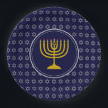 HANUKKAH Star von David Menorah Blue Silver Pappteller<br><div class="desc">Feiern Sie während der HANUKKAH-Saison mit dieser stilvollen blauen und silbergrauen Party-Platte Ihr Vertrauen laut und stolz. Das Design zeigt eine goldfarbene Menorah in der Mitte, Set gegen einen silbergrauen Stern von David mit Mitternachtsblau Hintergrund.Dieser Teller ist für jede jüdische Veranstaltung geeignet, ob geplant oder improvisiert, und wird eine stilvolle...</div>