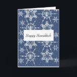 Hanukkah Starflakes Grußkarte Karte<br><div class="desc">Dieses Design zeigt ein Muster aus Schneeflocken in Form von Sternen von David. Zu den größeren gehören Hanukkah-Motive wie dreiköpfige,  Hanukkah-Lampen und Kerzen. Die Snowflake Designs integrieren Hanukkah-Motive in sechszackige Schneeflocken-Formen,  Set gegen einen Nachthimmel mit kleineren Schneeflocken und fallendem Schnee. Das Muster repräsentiert die Wintersaison,  in der Hanukkah fällt.</div>