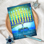 Hanukkah Stilvolle blaugrüne Menorah auf Aquamarin Feiertagskarte<br><div class="desc">"Happy Hanukkah". Eine nah-up-Foto-Abbildung einer hellen, bunten, blauen künstlerischen Menorah auf einem strukturierten aquamarinen blauen Hintergrund hilft Ihnen, den Urlaub von Hanukkah zu beginnen. Genießen Sie die Wärme und Freude der Urlaubssaison, wenn Sie diese atemberaubende, farbenfrohe Hanukkah-Grußkarte schicken. Passende Umschläge, Aufkleber, Totbeutel, Packpapier, Serviertablette und andere Produkte sind in meiner...</div>