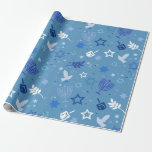Hanukkah Symbole Geschenkpapier<br><div class="desc">Dieses Design zeigt Hanukkah Symbole wie Menorah, Sterne, Vögel in einem blauen Hintergrund. Es ist perfekt für die Juden für die Hanukkah Feier.</div>