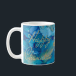 Hanukkah Tasse Farbige Golden/Blues Design<br><div class="desc">Farbenfrohe Hanukkah Tasse. "Colorful, Gold/Blues Design" Chanukah Tasse. Personalisieren Sie durch Löschen von Text, "Lieber Bubbie, Wir Liebe Sie! Dana, Sarah und Daniel" und fügen Sie Ihre eigene Nachricht hinzu. Verwenden Sie Ihren bevorzugten Schriftart Stil, Farbe und Größe. Design-Element, "Happy Chanukah" kann verschoben, verändert und gelöscht werden. Gestaltungselement von 3...</div>