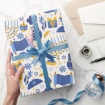 Hanukkah Torah Dreidel Star von David Menorah Gesc Geschenkpapier<br><div class="desc">Mit unserem Menorah,  Dreidel,  Goldstar von David,  Torah Happy Hanukkah Packpapier,  das Ihren Hanukkah-Geschenken eine besondere Touch verleiht,  können Sie Ihre Hanukah-Feierlichkeiten ganz leicht entdecken. Verwöhnen Sie Ihre Liebe und Ihre Wünsche mit diesem exquisiten Verpackungspapier. Happy Hanukka!</div>