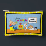 Hanukkah Zeevie bei Play Dreidel Accessory Pouc Zubehörtasche<br><div class="desc">Hanukkah mit Zeevie beim Spielen, Dreidel Game Pouch. Alle Designelemente können bearbeitet werden. Ändern Sie bearbeitbaren Text mit Stil, Farbe und Größe Ihres bevorzugten Schriftartes. Füllen Sie den Beutel mit dreidimensionalen und spielen Sie Leckereien. Spiel an!! Happy Hanukka! Beutel Typ: Druck schneiden Nähen Kleines Zubehör Pouch Unsere Beutel sind in...</div>