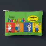 Hanukkah Zeevie und Friends Dreidel Zubehörtasche<br><div class="desc">Hanukkah mit Zeevie und Freunden, Dreidel Game Pouch. Alle Designelemente können bearbeitet werden. Ändern Sie bearbeitbaren Text mit Stil, Farbe und Größe Ihres bevorzugten Schriftartes. Füllen Sie den Beutel mit dreidimensionalen und spielen Sie Leckereien. Spiel an!! Happy Hanukka! Beutel Typ: Druck schneiden Nähen Kleines Zubehör Pouch Unsere Beutel sind in...</div>