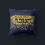 Hanukkah zündet den Nachtgolden/Navy-Glitzer an Kissen<br><div class="desc">The classiy Hanukkah Pillow sets an elegant holiday tone. Light up the Nights this Chanukah and make Friends & Family smile. Gold Glitter on Background is the perfekt backdrop for this festive Hanukkah Message. Einschliesslich The Hebrew word "CHANUKAH". You can make this throw pillow your own by swapping in your...</div>