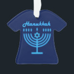 Hanukkiah Happy Hanukkah Jewish Holiday Menorah Ornament<br><div class="desc">Hanukkiah-Symbol. Happy Hanukkah Party Jüdischer Urlaub Blue Menorah. Jüdisches Holiday Chanukkah Dekoration mit traditionellem Chanuka Dekorationssymbol - Navy Blue Farbe hanukkiah menorah, Kerzenhalter mit Kerzen, Stern von David und neon blaue Lichter Illustration. Hanukkah Festival der Lichter Event Dekoration. Jerusalem, Israel. Zuhause > Zuhause Décor > Weihnachtsdekoration > Ornamente Modernes Design...</div>