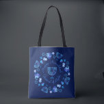 Hanukkiah Happy Hanukkah Jewish Holiday Menorah Tasche<br><div class="desc">Hanukkiah-Symbol. Happy Hanukkah Party Jüdischer Urlaub Blue Menorah. Jüdisches Holiday Chanukkah Dekoration mit traditionellem Chanuka Dekorationssymbol - Navy Blue Farbe hanukkiah menorah, Kerzenhalter mit Kerzen, Stern von David und neon blaue Lichter Illustration. Hanukkah Festival der Lichter Event Dekoration. Jerusalem, Israel. Zubehör > Taschen & Wallets > Tasche & Einkaufstaschen >...</div>