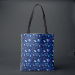 Hanukkiah Happy Hanukkah Jewish Holiday Menorah Tasche<br><div class="desc">Hanukkiah-Symbol. Happy Hanukkah Party jüdischer Urlaub Blue Menorah Muster. Jüdisches Holiday Chanukkah Dekoration mit traditionellem Chanuka Dekorationssymbol - Navy Blue Farbe hanukkiah menorah, Kerzenhalter mit Kerzen, Stern von David und neon blaue Lichter Illustration. Hanukkah Festival der Lichter Event Dekoration. Jerusalem, Israel. Zubehör > Taschen & Wallets > Tasche & Einkaufstaschen...</div>
