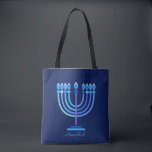 Hanukkiah Happy Hanukkah Jewish Holiday Menorah Tasche<br><div class="desc">Hanukkiah-Symbol. Happy Hanukkah Party Jüdischer Urlaub Blue Menorah. Jüdisches Holiday Chanukkah Dekoration mit traditionellem Chanuka Dekorationssymbol - Navy Blue Farbe hanukkiah menorah, Kerzenhalter mit Kerzen, Stern von David und neon blaue Lichter Illustration. Hanukkah Festival der Lichter Event Dekoration. Jerusalem, Israel. Zubehör > Taschen & Wallets > Tasche & Einkaufstaschen >...</div>