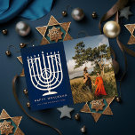 Hanukkiah Menorah Happy Hanukkah Foto Navy Folien Feiertagskarte<br><div class="desc">Illustrierte menorah (hanukkiah) und "Happy Hanukkah" in echter Folie. Fügen Sie auf der Rückseite eine oder mehrere Fotos hinzu. Wählen Sie aus Gold,  Silber oder Rose-Goldfolie.</div>