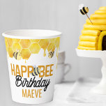 Happ-Bee Birthday Bee Theme Kids Party Pappbecher<br><div class="desc">Happ-Bee Geburtstagskuppen, die so süß wie Honig sind! Geburtstagsgeschirr personalisiert für Ehrengäste und mit einem spielerischen Pun, der Ihre Gäste zum Lächeln bringt. Die Aquarellbilder sind eine niedliche Mischung aus Honigwabe, Tropfhonig und niedlichen kleinen Hummeln. Um Einladungen und Party-Dekor zu koordinieren, schauen Sie bitte in meiner So Sweet to Bee...</div>