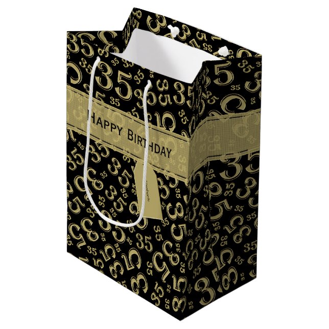 Happy 35. Geburtstag Zahlenmuster Schwarz/Gold Mittlere Geschenktüte (Vorderseite Schrägansicht)