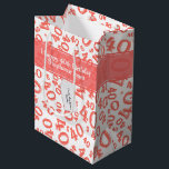 Happy 40th Birthday Number Pattern Coral/White 40 Mittlere Geschenktüte<br><div class="desc">Meilenstein Nr. 40: Einfache Personalisierung des Geschenketiketts und "Happy 40th Birthday" mit der mitgelieferten Textvorlage. Dieses Design ist ein Korallen-Weiß-Zahlenmuster mit Meilenstein Nummer 40 wiederholt in verschiedenen Größen und Winkeln in einem Allround-Druck. Es gibt ein gedrucktes Band und ein Geschenktag mit Vorlagen, um Ihre eigenen Wörter, Namen, Initialen oder Monogramme...</div>