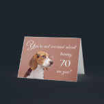 Happy 70th birthday, worried beagle karte<br><div class="desc">Eine humorvolle Geburtstagskarte mit einem niedlichen Beagle,  der eine Brille trägt,  der sich überhaupt nicht darum sorgt,  dass die Geburtstagskarte älter wird. Schließlich wären sie in Hundejahren ihr 7-jähriges Alter! Entworfen von Rycky Kreationen; Labrador Foto mit freundlicher Genehmigung von FotoRack.</div>