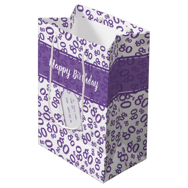 Happy 80. Lila/weiß Zufallszahlenmuster Mittlere Geschenktüte (Vorderseite Schrägansicht)