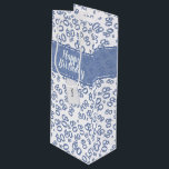 Happy 80th Birthday Blau und Weiße Zahlenmuster Geschenktüte Für Weinflaschen<br><div class="desc">Personalisieren Sie einfach das Geschenketikett und "Happy Birthday" mit den mitgelieferten Text-Vorlagen. Dieses Design ist ein blau-weiß-zufälliges Zahlenmuster mit der Meilensteinzahl 80, das in verschiedenen Größen und Winkeln für einen Gesamtdruck wiederholt wird. Es gibt einen gedruckten Banner und ein Geschenktag mit Vorlagen, die Sie mit Ihren eigenen Wörtern, Namen, Initialen...</div>