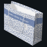 Happy 80th Birthday Blau und Weiße Zahlenmuster Große Geschenktüte<br><div class="desc">Personalisieren Sie einfach das Geschenketikett und "Happy Birthday" mit den mitgelieferten Text-Vorlagen. Dieses Design ist ein überhängiges, "Big 8-0, Blau und Weiß Zufallszahlenmuster mit Meilenstein Nummer 80 in verschiedenen Größen und Winkeln für einen Gesamtdruck wiederholt. Es gibt einen gedruckten Banner und ein Geschenktag mit Vorlagen, die Sie mit Ihren eigenen...</div>