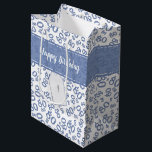 Happy 80th Birthday Blau und Weiße Zahlenmuster Mittlere Geschenktüte<br><div class="desc">Personalisieren Sie einfach das Geschenketikett und "Happy Birthday" mit den mitgelieferten Text-Vorlagen. Dieses Design ist ein blau-weiß-zufälliges Zahlenmuster mit der Meilensteinzahl 80, das in verschiedenen Größen und Winkeln für einen Gesamtdruck wiederholt wird. Es gibt einen gedruckten Banner und ein Geschenktag mit Vorlagen, die Sie mit Ihren eigenen Wörtern, Namen, Initialen...</div>
