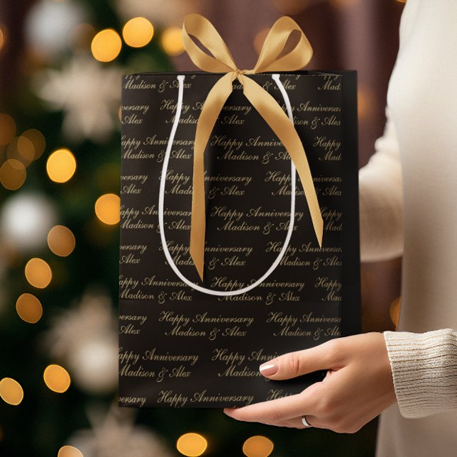 Happy Anniversary Script with Name Black Gold Mittlere Geschenktüte (Von Creator hochgeladen)