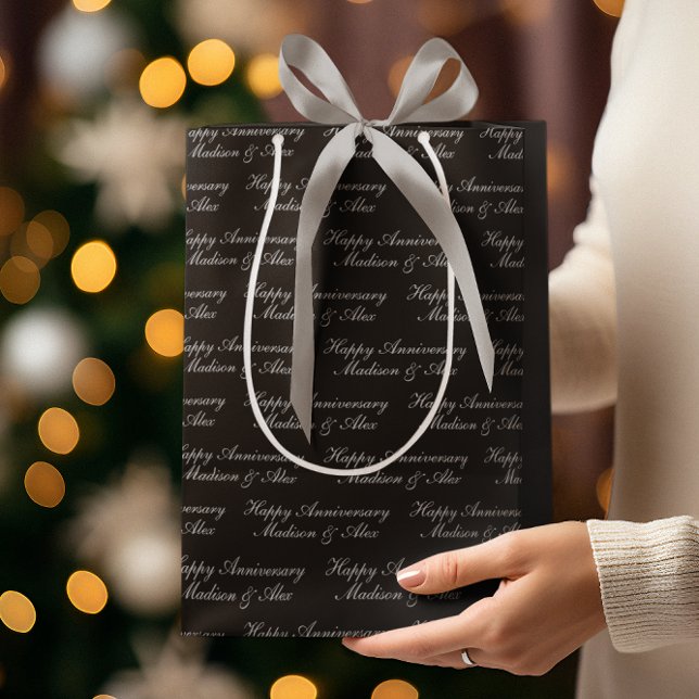 Happy Anniversary Script with Name Black Silver Mittlere Geschenktüte (Von Creator hochgeladen)