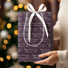 Happy Anniversary Script with Name Plum Mittlere Geschenktüte