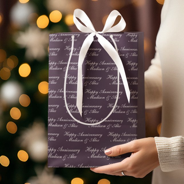 Happy Anniversary Script with Name Plum Mittlere Geschenktüte (Von Creator hochgeladen)