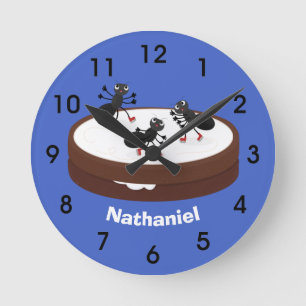 Happy ants ice skating on cookie cartoon runde wanduhr