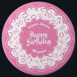 Happy Birthday, 70th Pink/White Number Pattern Button<br><div class="desc">Der Text: Alles Gute zum Geburtstag, [Ihr Name], 70 Jahre, kann mit den bereitgestellten Vorlagen leicht auf Ihren Namen und Ihre Veranstaltung umgestellt werden. Dies ist ein rosa-weißes Party-Thema mit extravaganten Bildbezeichnungen, Texten und dem 70 Zahlenmuster. Eine sehr coole, lustige Art, die letzten 70 Jahre auf Ihrer über-die-Hügel, "Big 7-0",...</div>