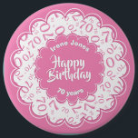 Happy Birthday, 70th Pink/White Number Pattern Button<br><div class="desc">Der Text: Alles Gute zum Geburtstag, [Ihr Name], 70 Jahre, kann mit den bereitgestellten Vorlagen leicht auf Ihren Namen und Ihre Veranstaltung umgestellt werden. Dies ist ein rosa-weißes Party-Thema mit extravaganten Bildbezeichnungen, Texten und dem 70 Zahlenmuster. Eine sehr coole, lustige Art, die letzten 70 Jahre auf Ihrer über-die-Hügel, "Big 7-0",...</div>