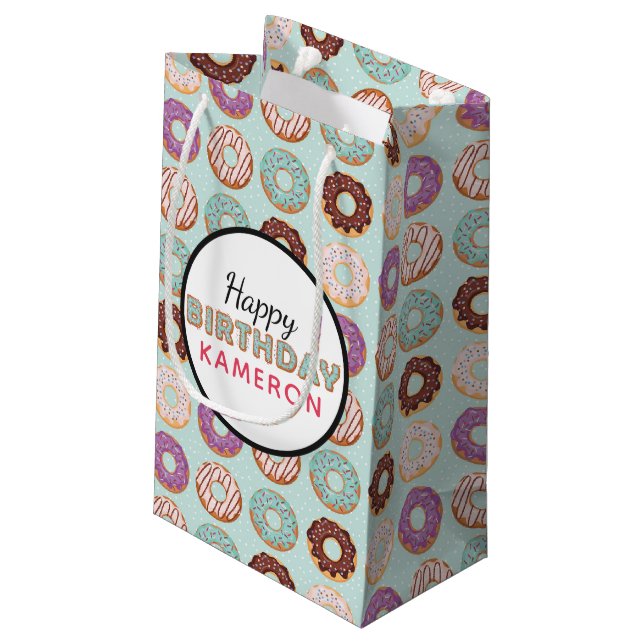 HAPPY BIRTHDAY Blue Iced Donuts Muster mit Namen Kleine Geschenktüte (Rückseite Schrägansicht)