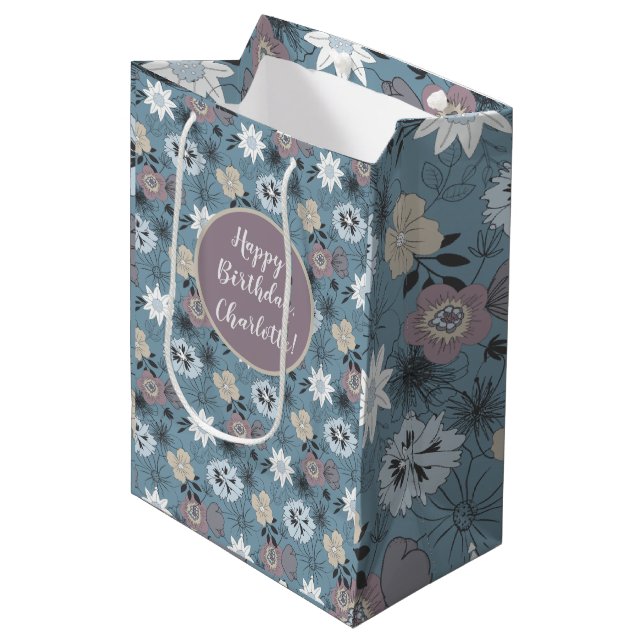 Happy Birthday Blue Rose Floral Pattern Stilvoll Mittlere Geschenktüte (Vorderseite Schrägansicht)