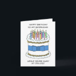 Happy Birthday Boyfriend Away bei der Uni Karte<br><div class="desc">Ein schlichtes Bild eines weißen Geburtstagskuchens mit blauem Bogen und mehrfarbigen Kerzen. Das Bild wird begleitet von den Worten "Glücklich zum Geburtstag für meinen Freund, während du in der Uni weg bist". Das Bild ist ein Set auf weißem Hintergrund.</div>